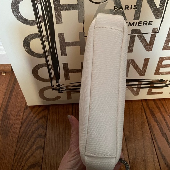 BVLGARI Perfumes Make-Up Toiletries Pouch. Large BVLGARI zipper pull. - Picture 3 of 10